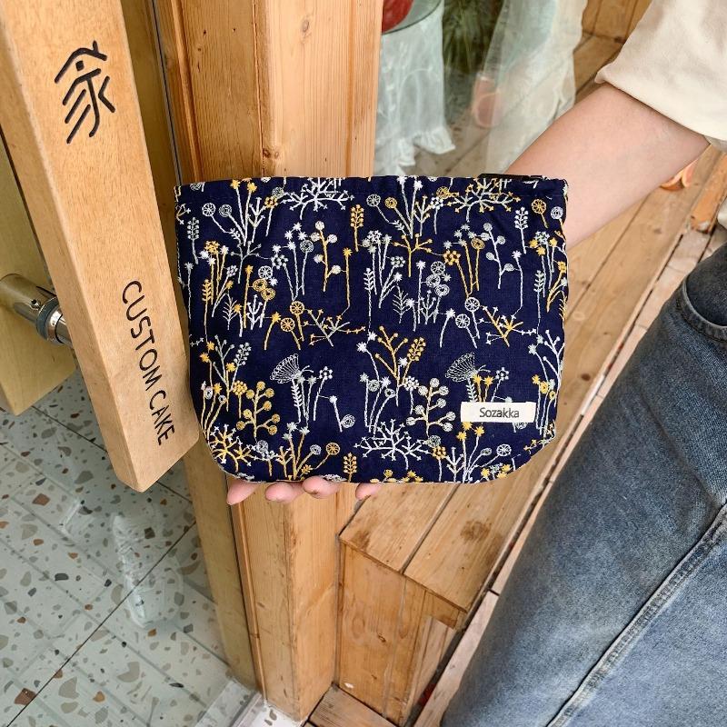 

23022 exquisite embroidery floral cosmetic bag girls storage bag portable clutch bag large capacity change bag темно-синього кольору