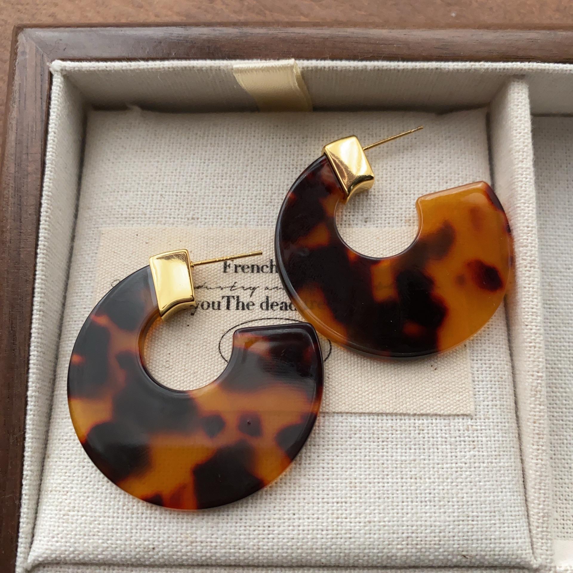 

Natural and fresh, acetic acid C-shaped earrings, earrings, resin, high-end sense, niche fashion, personalized eye-catching light luxury earrings