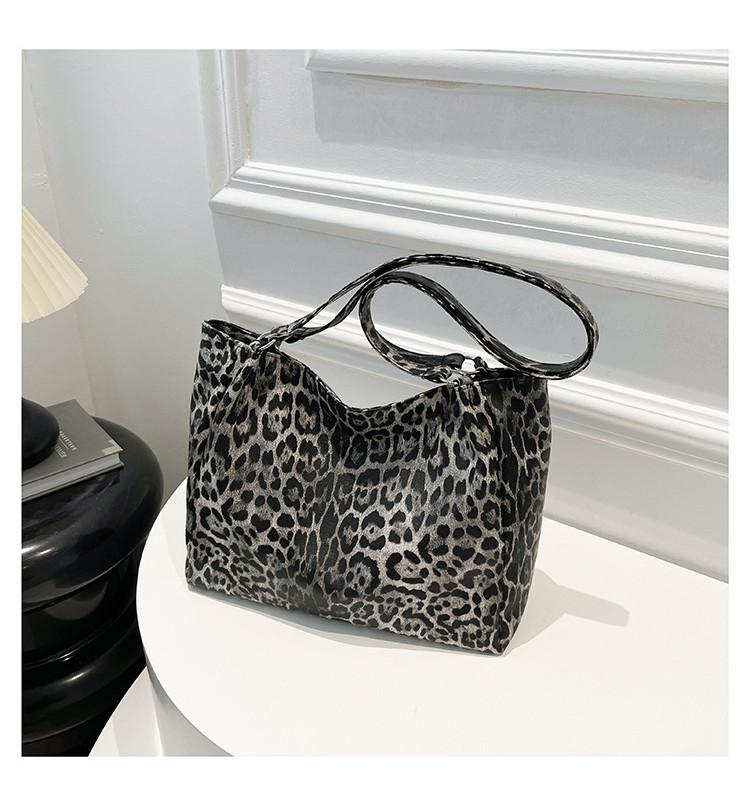 And Chic Spacious Crossbody Bag With Trendy Leopard Print And Durable Pu Material For Outings Casual