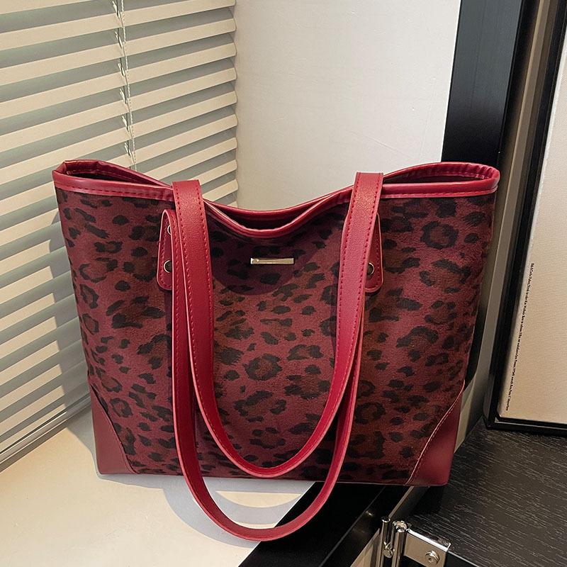 

Retro commuter leopard print underarm bag 2025 autumn new trend fashion personality temperament single shoulder tote big bag красный