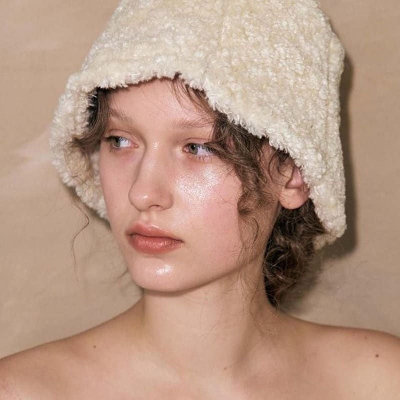 

poesiedame SHEARLING REVERSIBLE BUCKET HAT IN IVORY FREE