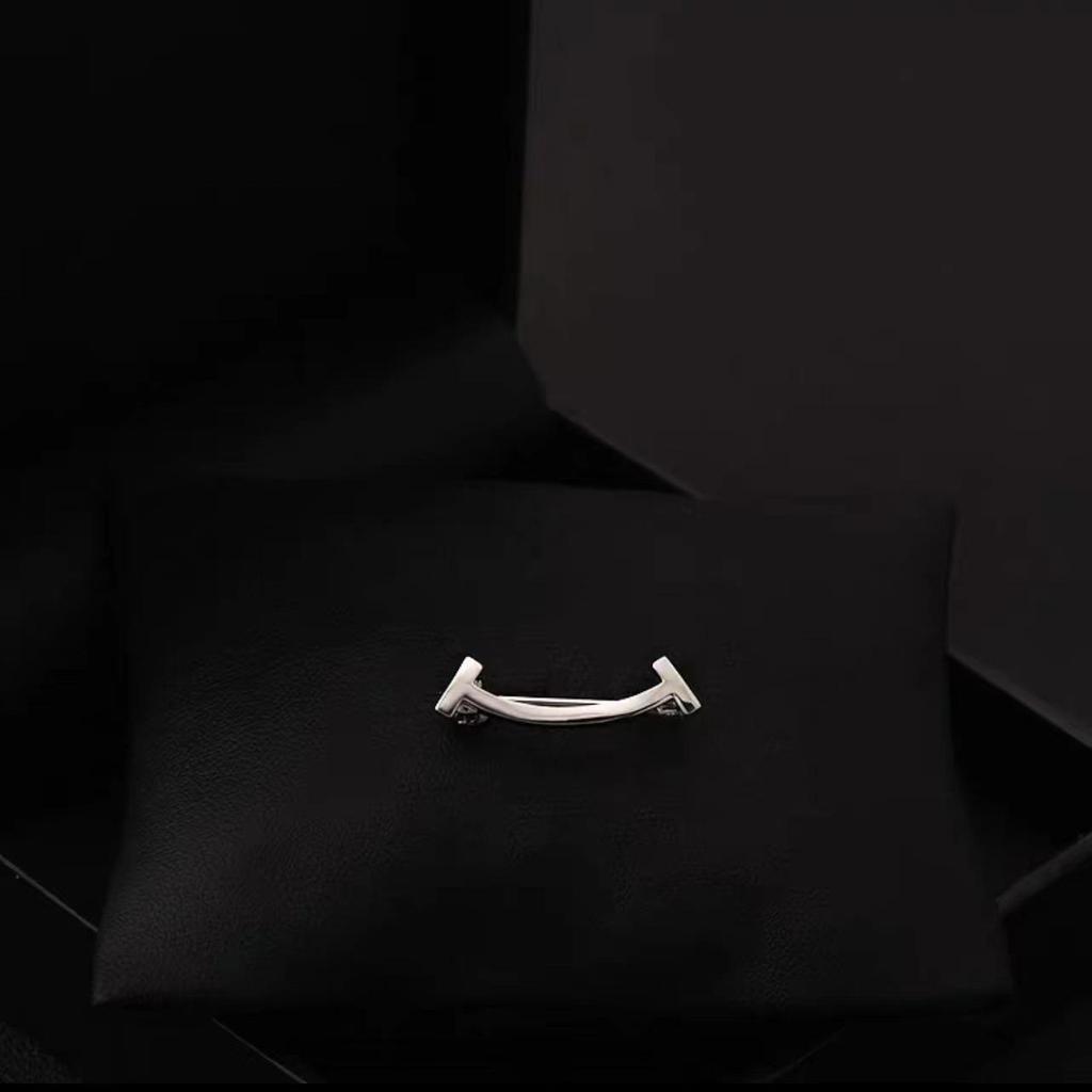 Exquisite Smile Face Brooch - Polished Simple Design for Shirt Collar