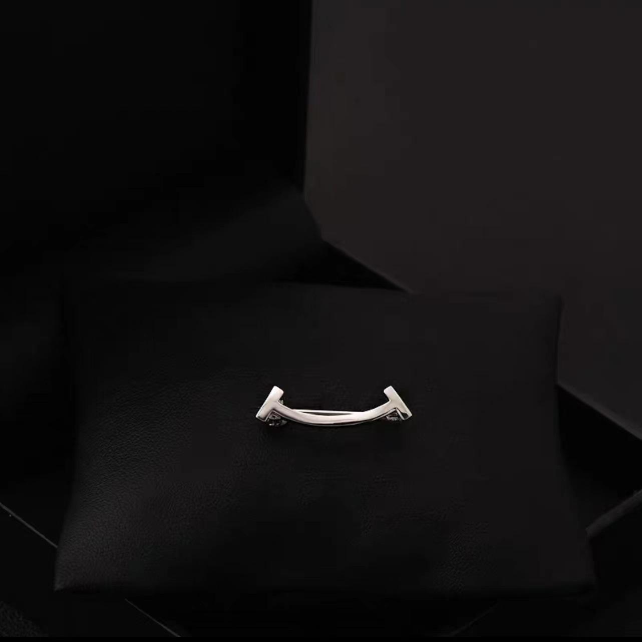 

Exquisite Smile Face Brooch - Polished Simple Design for Shirt Collar