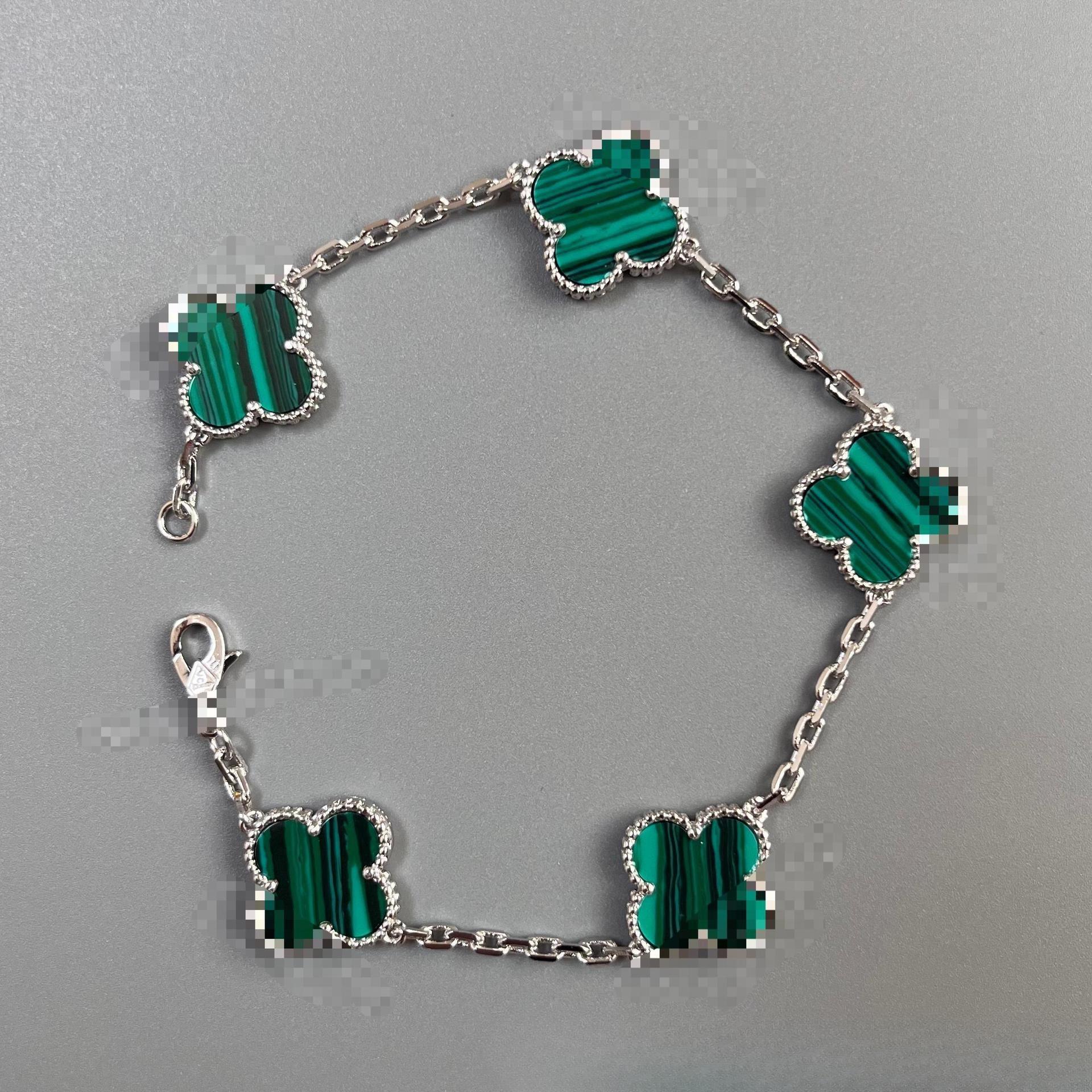 

Женский браслет из 18-каратного золота с двухсторонним перламутром в виде четырехлистного клевера