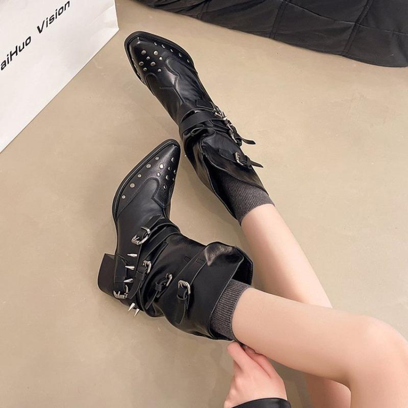 Mote Punk Metallnagler Spiss Tå Westernstøvletter Dame 2025 Mote Plisserte Midt på Leggen Ridestøvler Street Style Metallspenne Sko