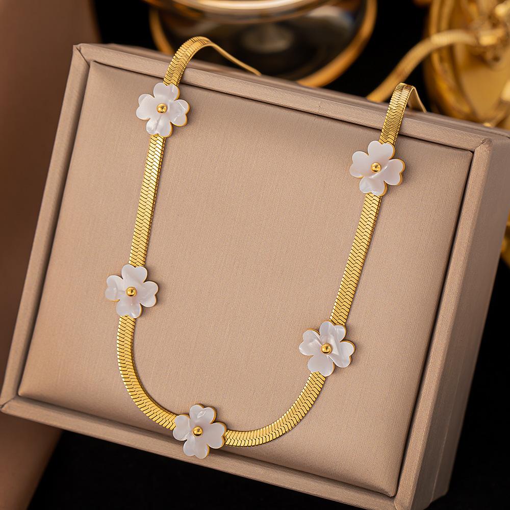 New Fashion Trend Stainless Steel Elegant Delicate Heart Flower Pendant Necklace For Women Jewelry Wedding Party Premium Gifts