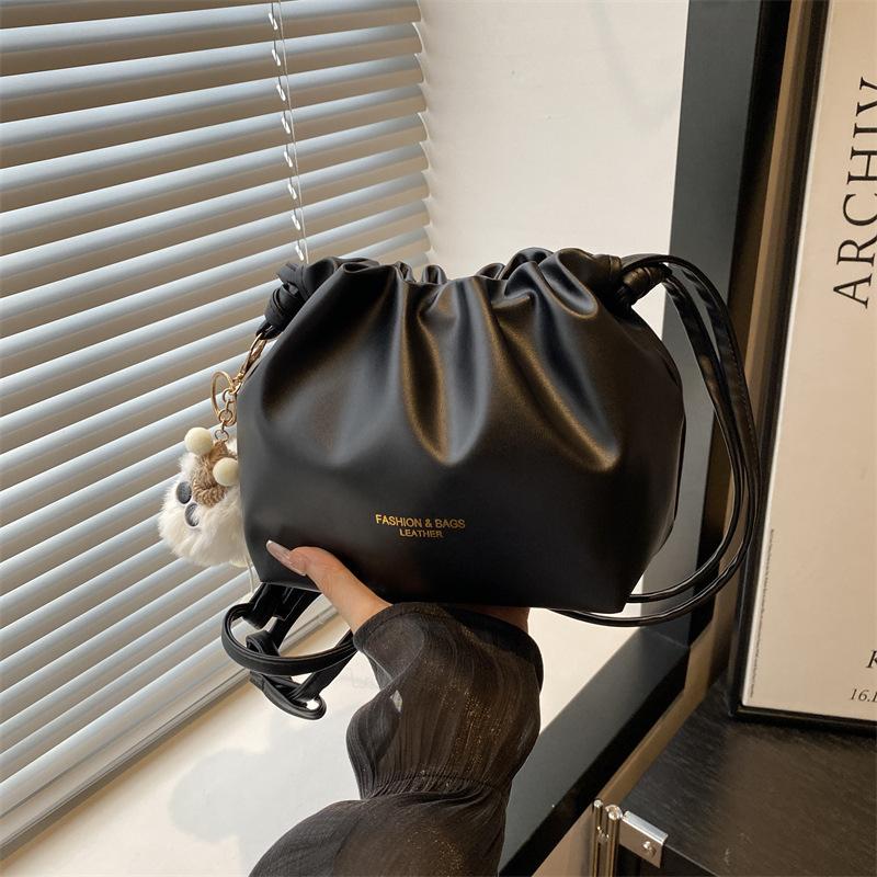 Niche Design Bag Women's 2025 New Summer Versatile Korean Version Shoulder Messenger Bag Pleated Popular Bucket Bag