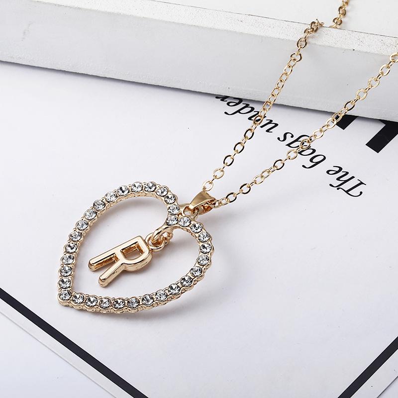 Schicke europäische und amerikanische Diamant-Herzkette mit 26 Buchstaben, Pfirsichherz-Design. Vielseitige und elegante Schlüsselbeinkette für Damen.