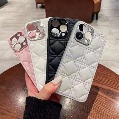 Premium karierte Ledertasche für iPhone 16/15/14 Pro Max/Plus - Stilvolle plattierte Kameraschutzhülle