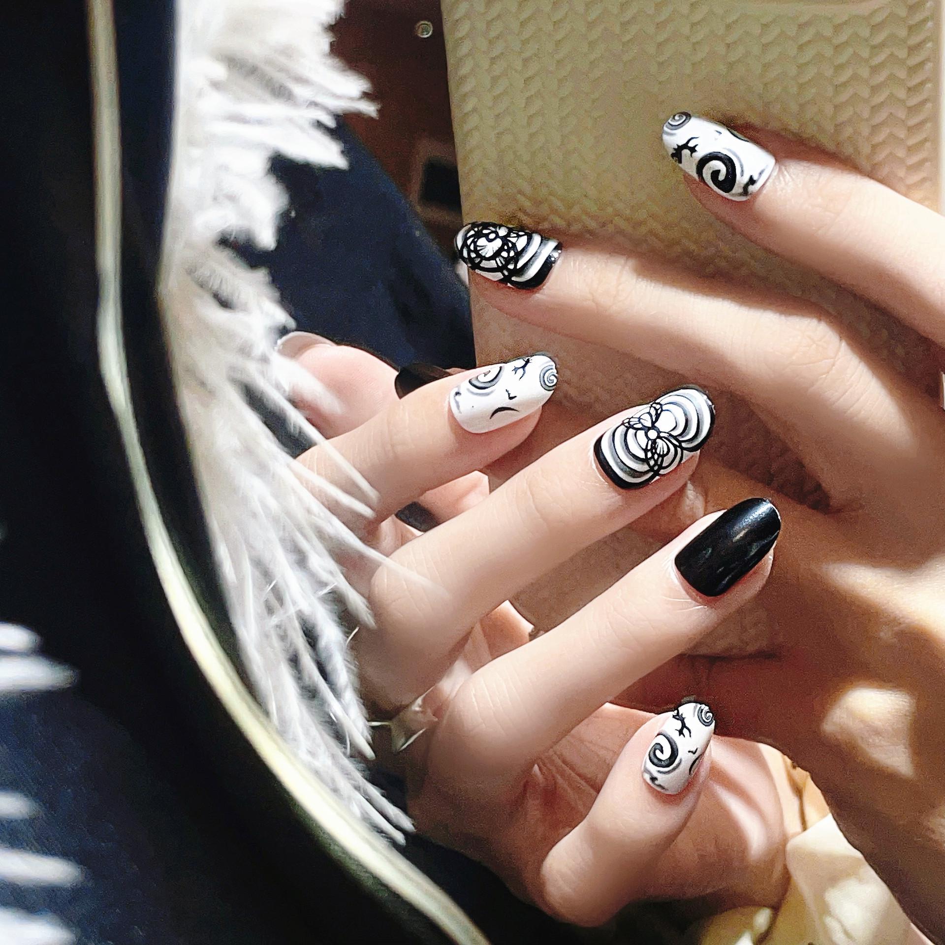 

Removable Black and White Ink Painting Design False Nail Art Stickers