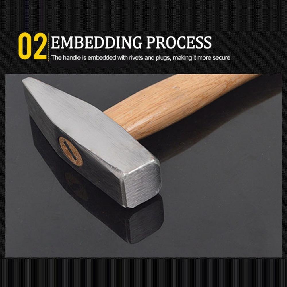 Silné kladivo s vysokouhlíkovou ocelí a dřevěnou rukojetí pro přesnou práci