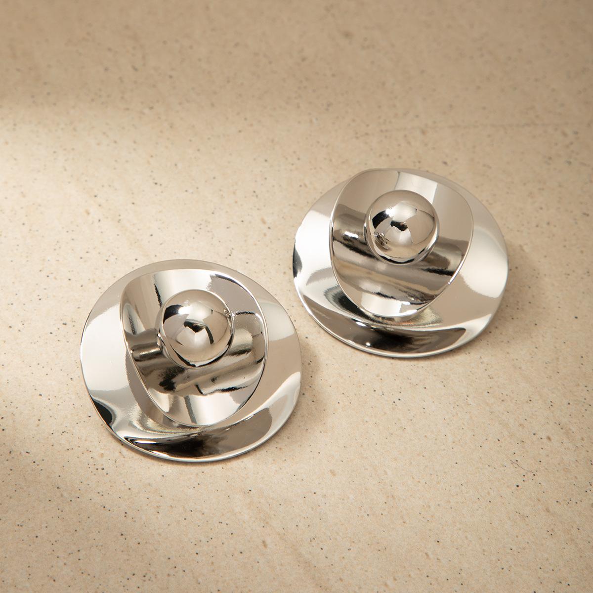 

Высококачественные нишевые металлические тяжелая промышленность ретро круглые серьги 2025 новый дизайн холодный ветер серьги-гвоздики женские серебряный