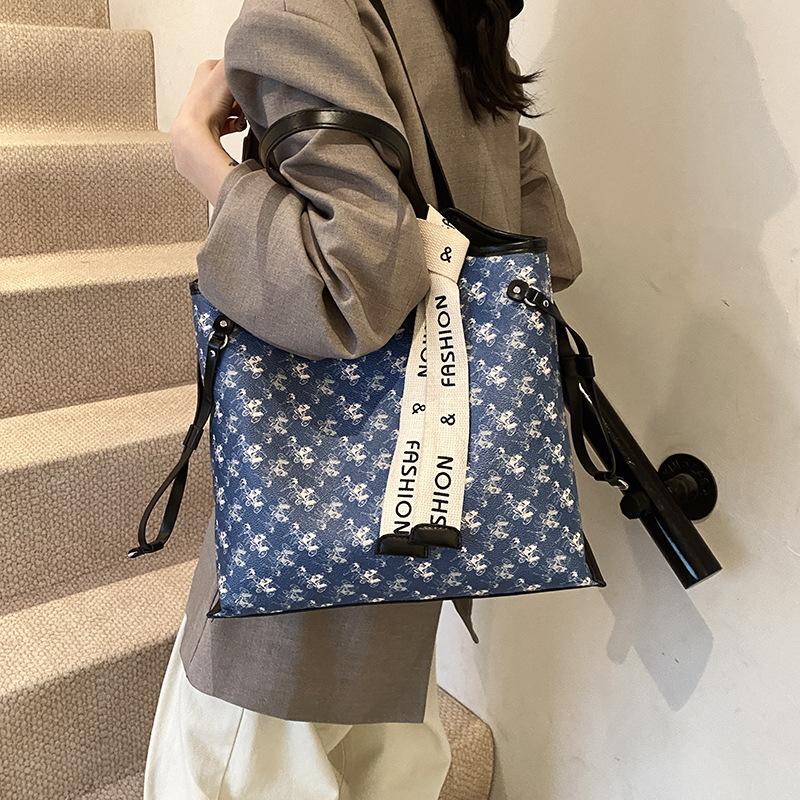 High value bag female versatile 2025 commuter large capacity Internet celebrity tote bag new fashion senior shoulder bag