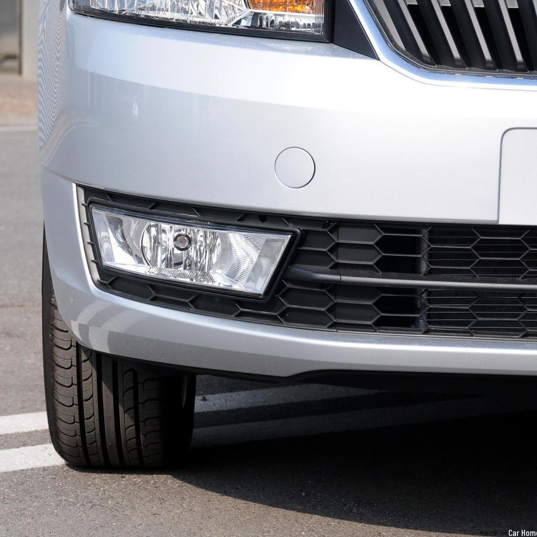 

Skoda Rapid Fog Light Assembly with Daytime Running and Turn Signals, Compatible with Low and High Trim Levels Single piece