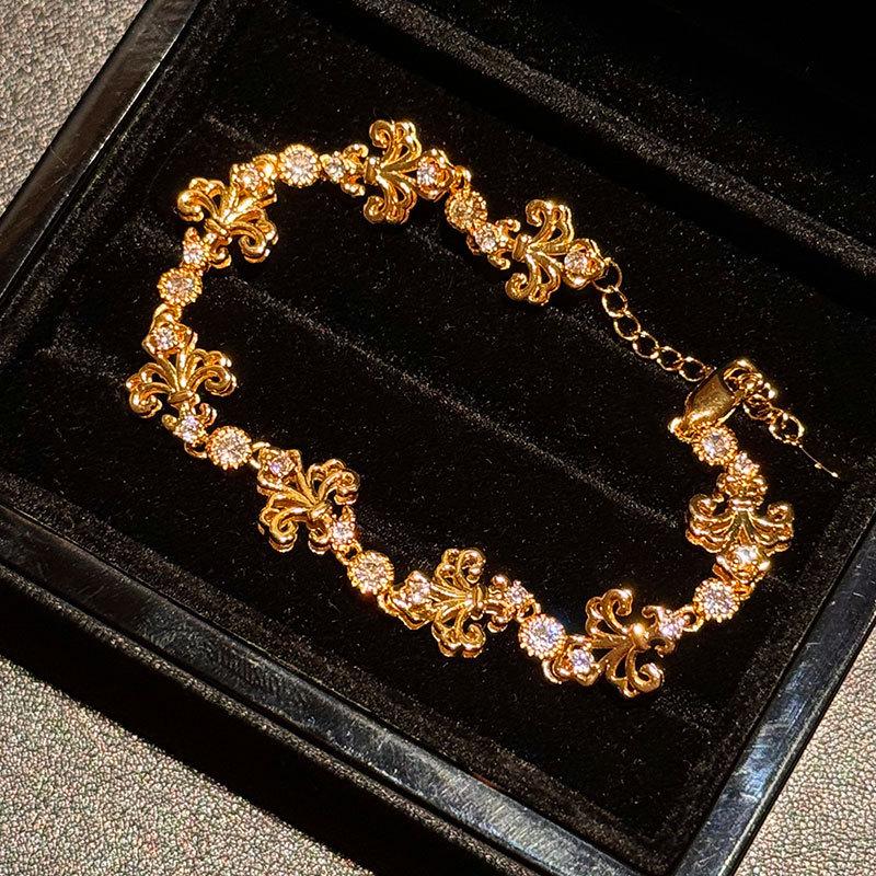 Gold-Plated Zircon Heart Bracelet: Exquisite, Versatile High-End Fashion Jewelry.