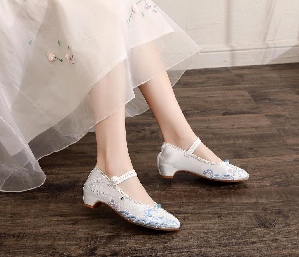 Yunxiao 2023 Spring Low Heel Pointed Toe Embroidered Cloth Shoes for Women