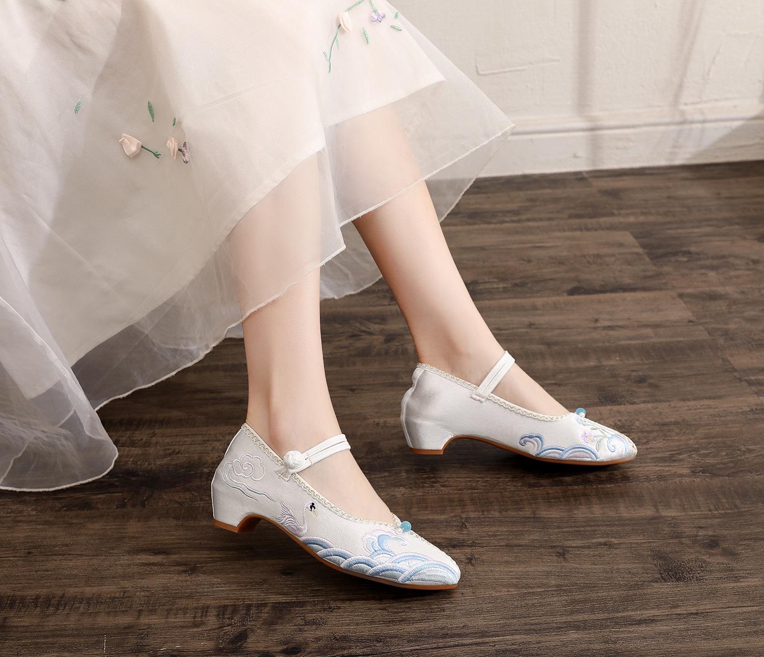 

Yunxiao 2023 Spring Low Heel Pointed Toe Embroidered Cloth Shoes for Women 35