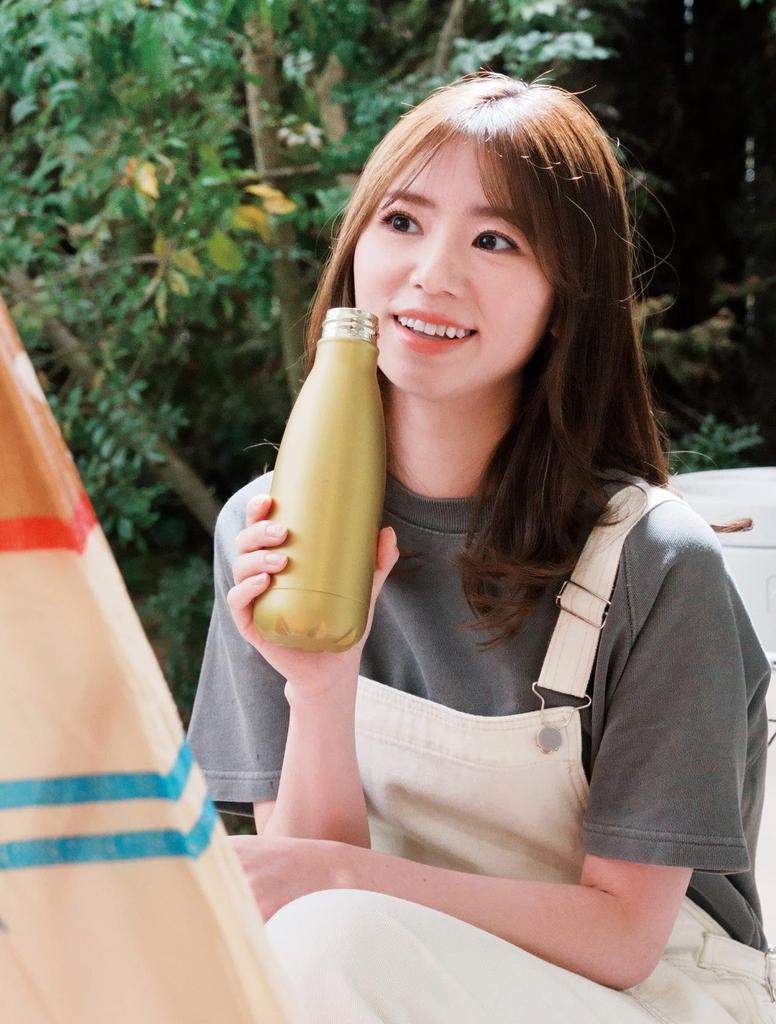 Kohlensäurebeständige Edelstahl-Wasser-Champagnerflasche Hält Getränke Warm oder Kalt Inklusive Eis Schlank Passt in Becherhalter Leicht zu Tragen Trinkfreundliche Flasche, 420ml, Gold, Kalt,