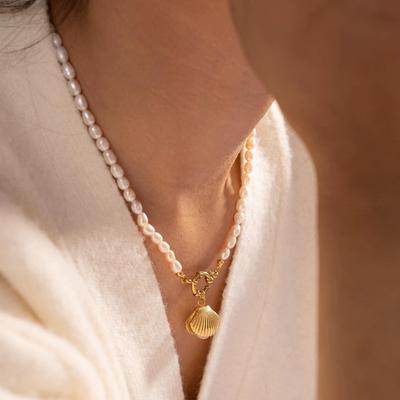 Fashion Natural Freshwater Pearl Beaded Necklaces for Women 18K Gold Plated Shell Pendant Necklaces Waterproof Jewelry