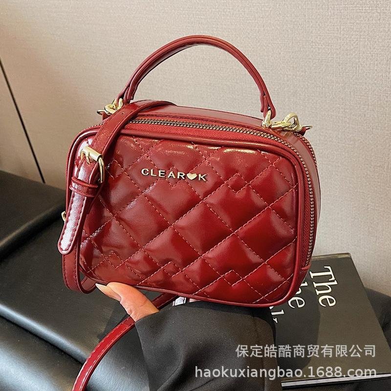 Niche design bag women 2025 new high-end messenger bag spring and summer versatile explosion portable diamond square bag