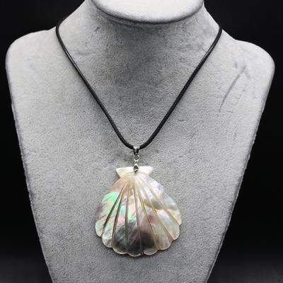 1 Stück, Halskette mit Anhänger aus natürlicher schwarzer Muschel, Boho-Schmuck Perlmuttmuscheln Charms mit Lederkordel, 5×5,5cm, für Frauen Männer Weihnachtsgeschenke