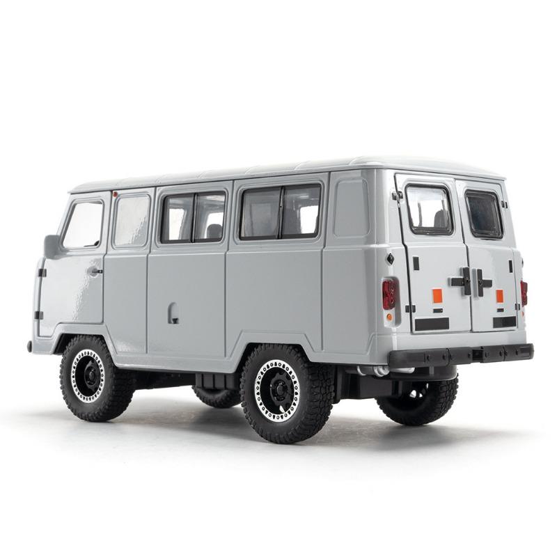 Simulation Alloy 1:18 Russia UAZ Hunter Off Road 4x4 SUV Car Model Sound Light Collectibles Birthday Gift for Boy Toy Vehicles
