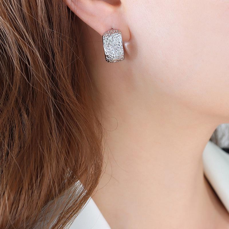 

Mili Ins Легкая Роскошь Титановая Сталь Рельефные Серьги-Кольца - Холодный Стиль, Простые, Универсальные, Не Выцветают.