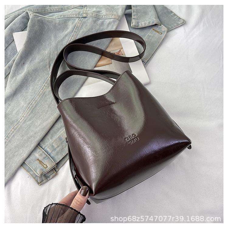 Korean Version of Fashion Portable Bucket Bag Women's 2025 Winter New Trendy Versatile Shoulder Bag Texture Niche Crossbody Bag
