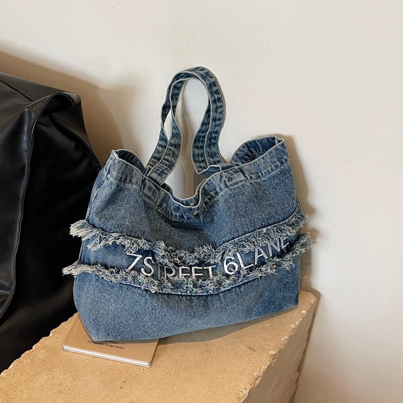

Denim unisex shoulder bag 2025 summer new Japanese and Korean casual versatile large-capacity shoulder bag for class bag for women світло-синій колір