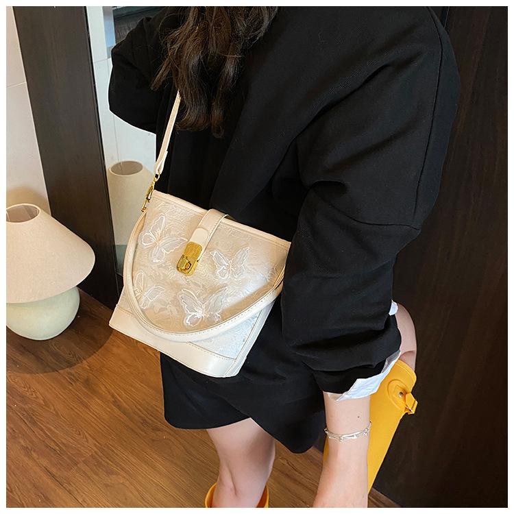 New small bag women 2025 fashion cartoon portable bucket bag versatile texture messenger bag