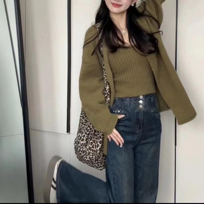 

Sweater women s coat autumn lazy wind pit strip design sense collar solid color knitted suspenders two-piece set Average size зелёный