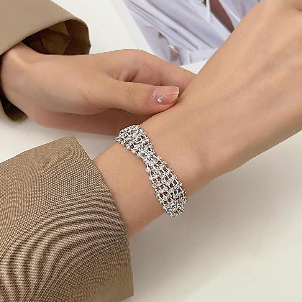 European-American Minimalist Rhinestone Claw Chain Bracelet: Versatile Full Diamond Design for Evening Wear