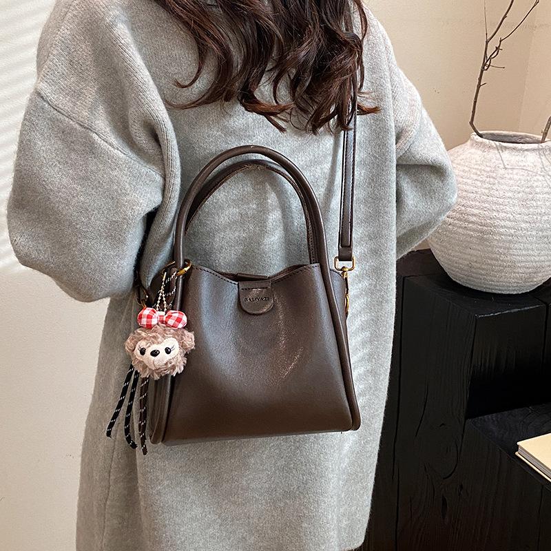 2025 autumn and winter new fashion trend bear cute portable messenger new women's bag versatile wholesale