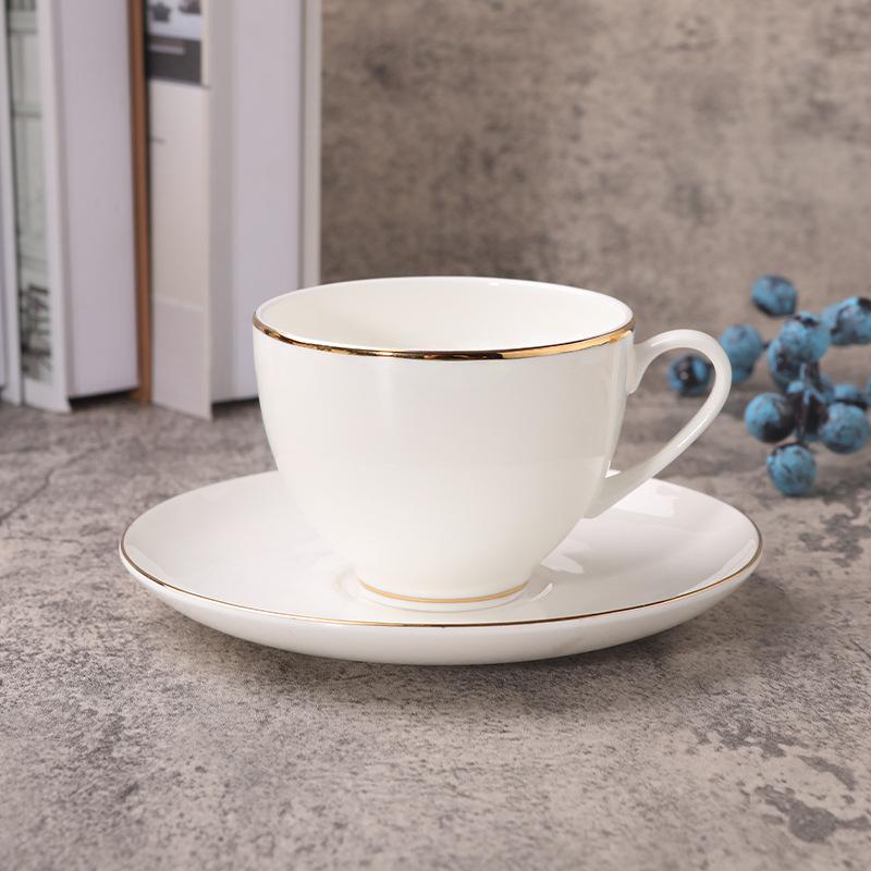 Tazza da caffè in bone china con piattino decorazione bordo dorato Fiore Tazza da tè Minimalismo Nordico Tazza da caffè in ceramica bianca solida Bicchiere