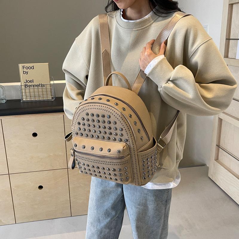 Lo zaino scolastico è popolare quest'anno, zaino alla moda con borchie 1011 primavera/estate da donna, mini zaino da viaggio in stile straniero