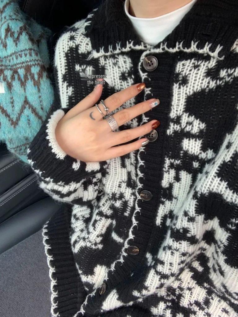 Women's Retro Fair Isle High-Neck Sweater Coat - Black & White Color Block, Soft & Thickened for Autumn/Winter, Old Money Style.