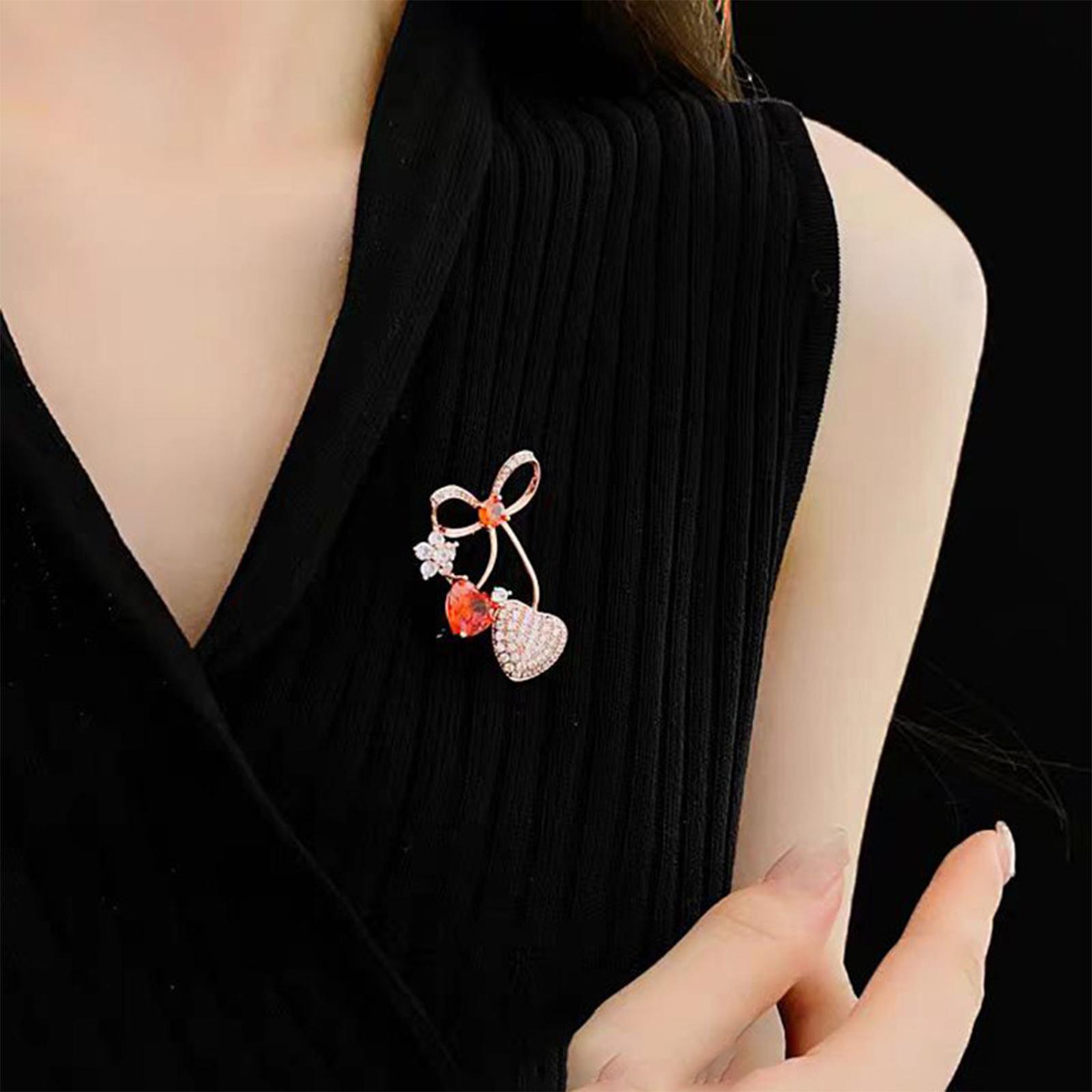 Fashion Elegant Heart Shaped Crystal Brooch with Bow and Flower Design High Quality Metal Pin for Women Accessories one size красный