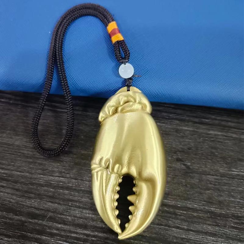 

В руке деньги, чистая медь набирает рис, когти в руке, когти краба в руке, и латунные украшения в руке, чтобы играть с подарками.