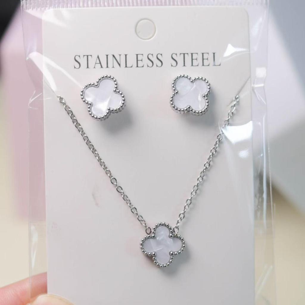 Set di Orecchini a Bottone e Collana con Quadrifoglio Fortunato - Versatile e Stiloso.