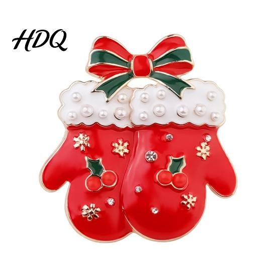 Sparkling Holiday Brooches Christmas Enamel Brooch Pin Santa Snowman Gingerbread Tree Wreath Stocking Pins Bell Jewelry Accessories for Coats