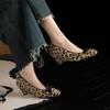 Damen Leopard Kitten Heel Pumps Spitz zulaufende Schuhe mit Schleifenverzierung Elegante Büro-Freizeit-Party-Schuhe Bequem