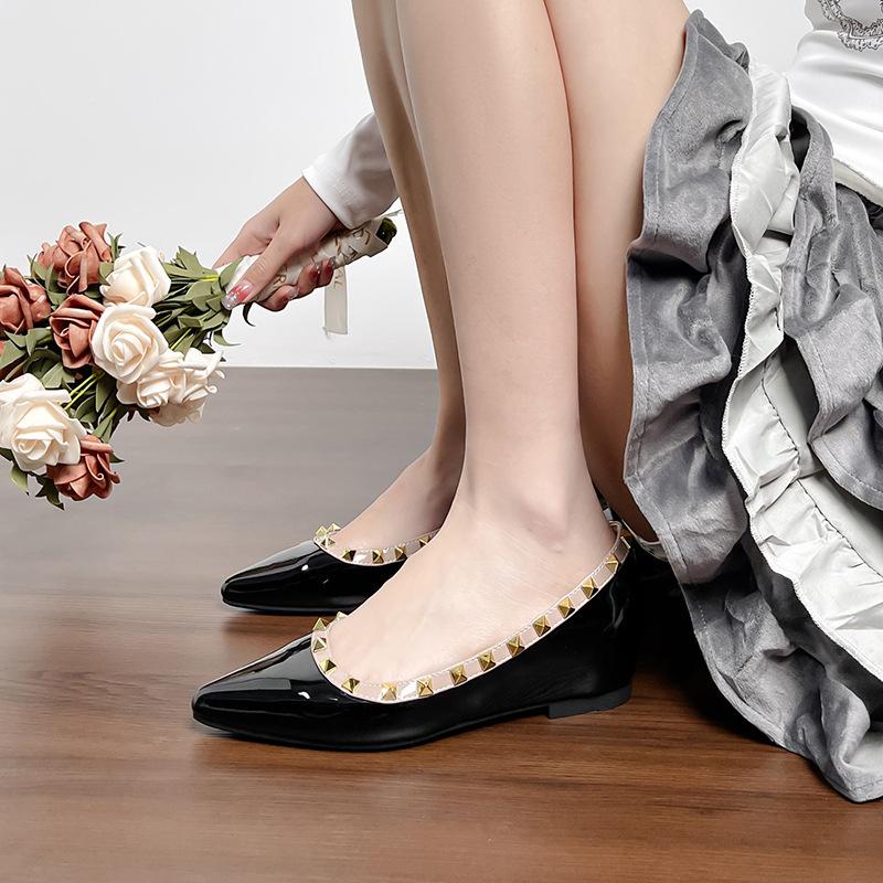 The Inner Height Increase Is Not Tired, the Foot Water Rivet Patent Leather Shoes, Flat Heels Women's Shoes Are Versatile, Pointed Single Shoes