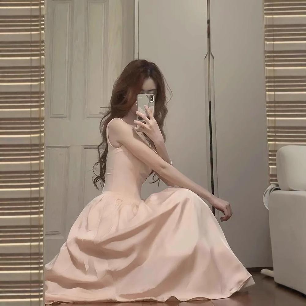 Francouzské růžové preppy večerní šaty áčkového střihu se čtvercovým výstřihem a vysokým pasem