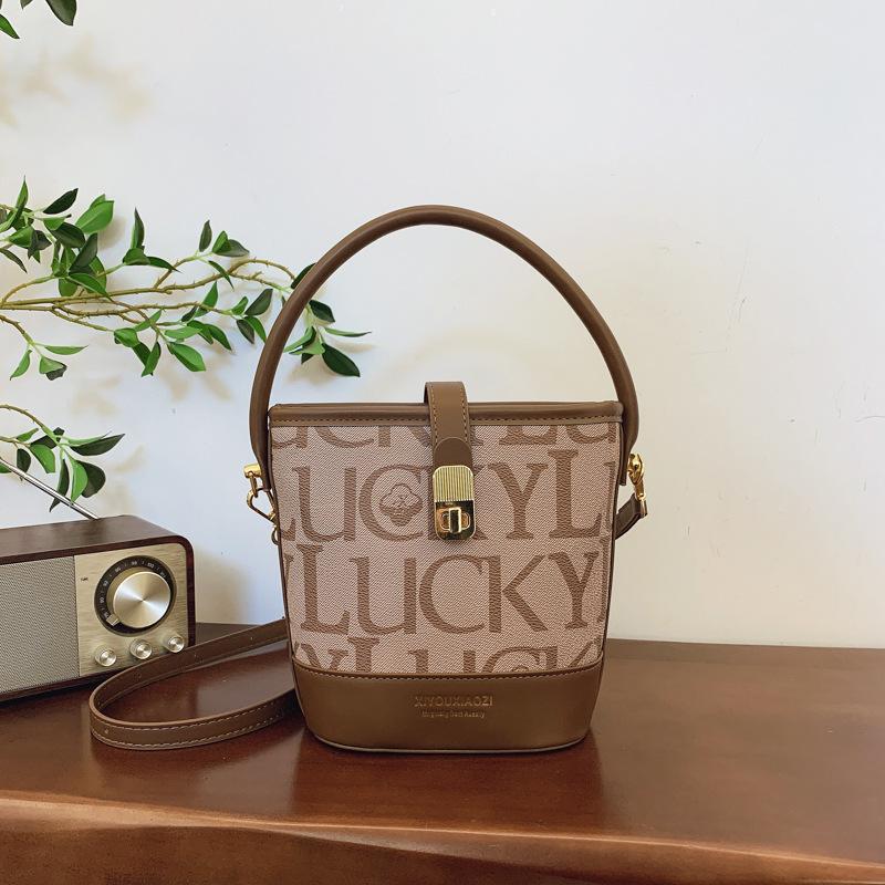 

Crossbody handheld letter bucket bag 2025 winter new bag women s fashion niche design bucket bag 16*10*18 коричневый
