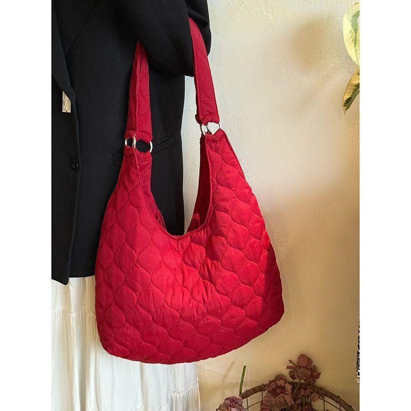 Tragetasche - Große Einzelschultertasche für den Freizeitgebrauch, mit einer elastischen Öffnung an der Seite für einfachen Zugriff.