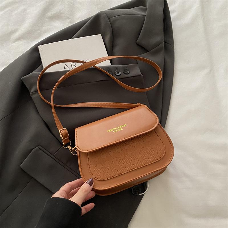 

Fashion spring and summer texture messenger women s bag 2025 new solid color foreign style shoulder saddle bag casual simple armpit bag коричневый
