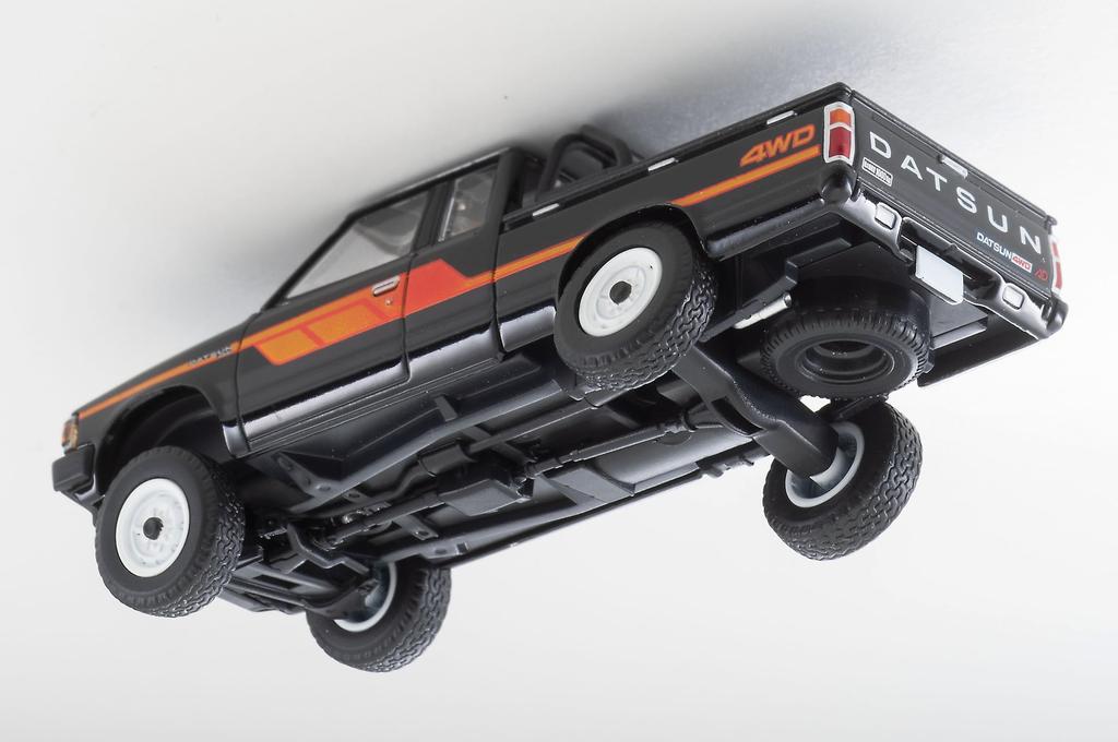 Tomica Limited Vintage Neo Datsun Truck 4WD King Cab AD Černý hotový produkt LV-N320a