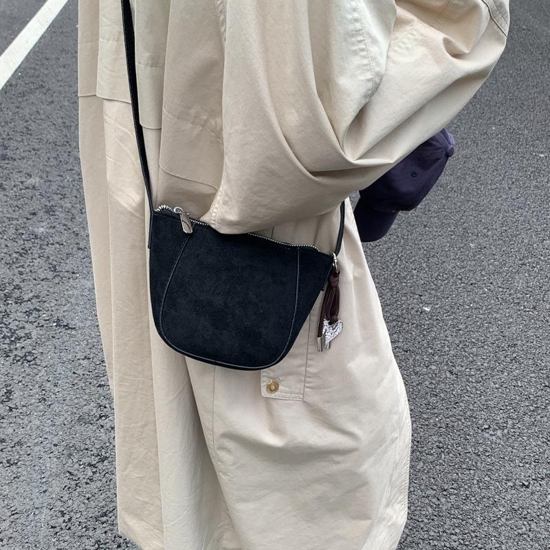 Small bag women's autumn and winter new niche versatile messenger bag fashionable and simple mobile phone bag