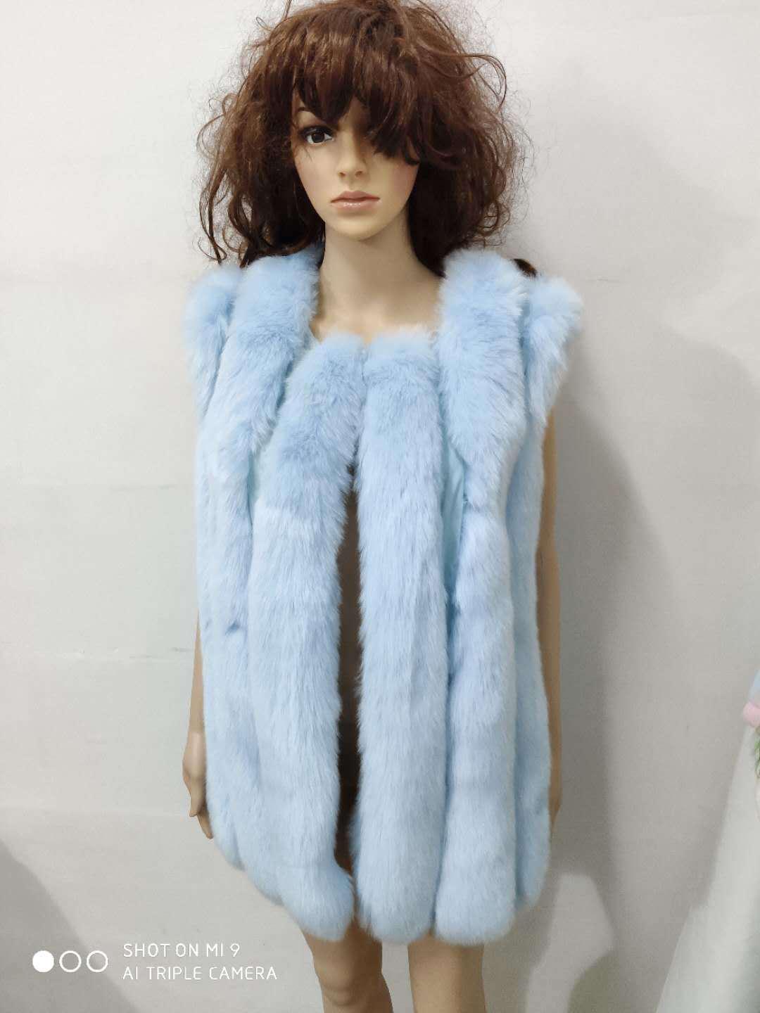 

Trendy Women s Sleeveless Silver Fox Fur Coat with Collarless Patchwork Design XXL