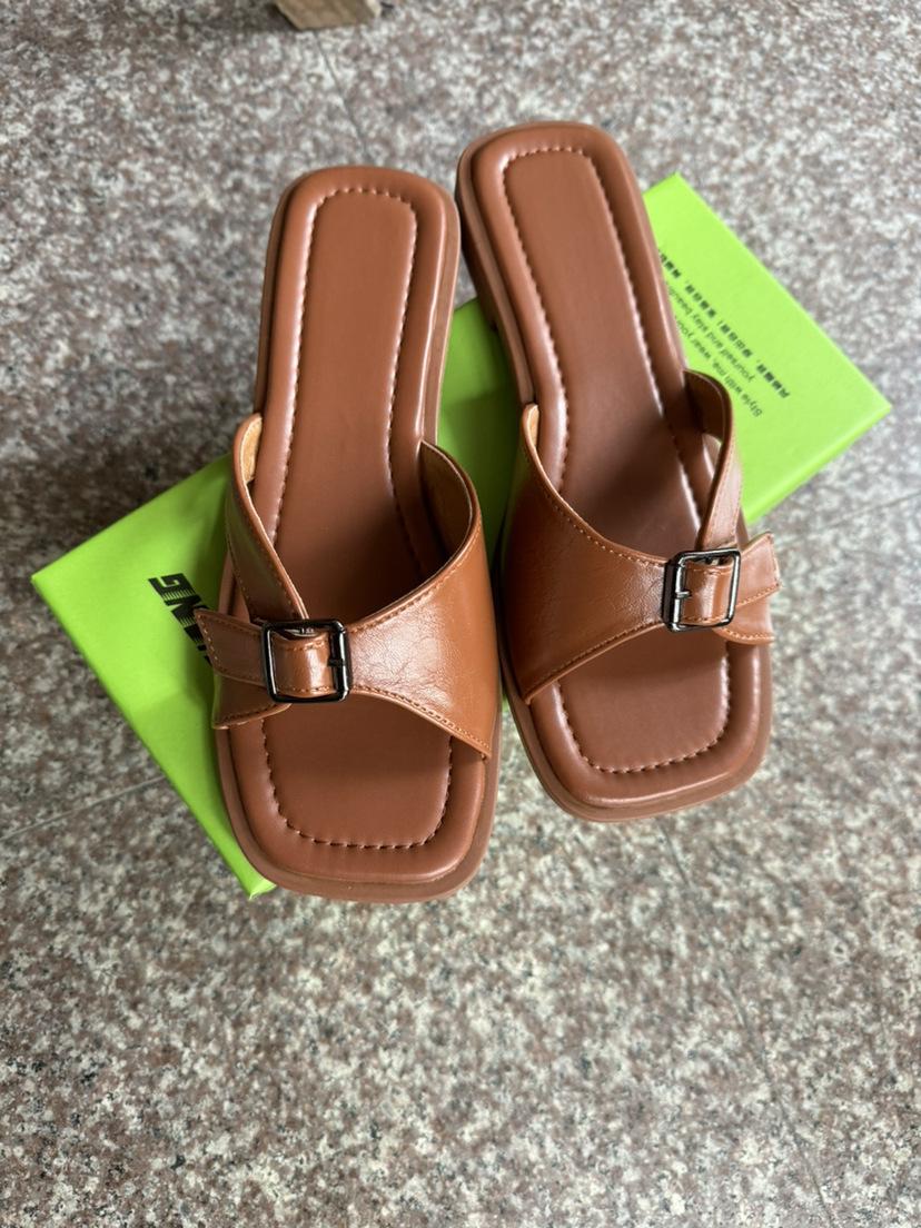 

European and American foreign trade flat-bottomed slippers women s 2025 summer new square head belt buckle Internet celebrity beach slippers 35
